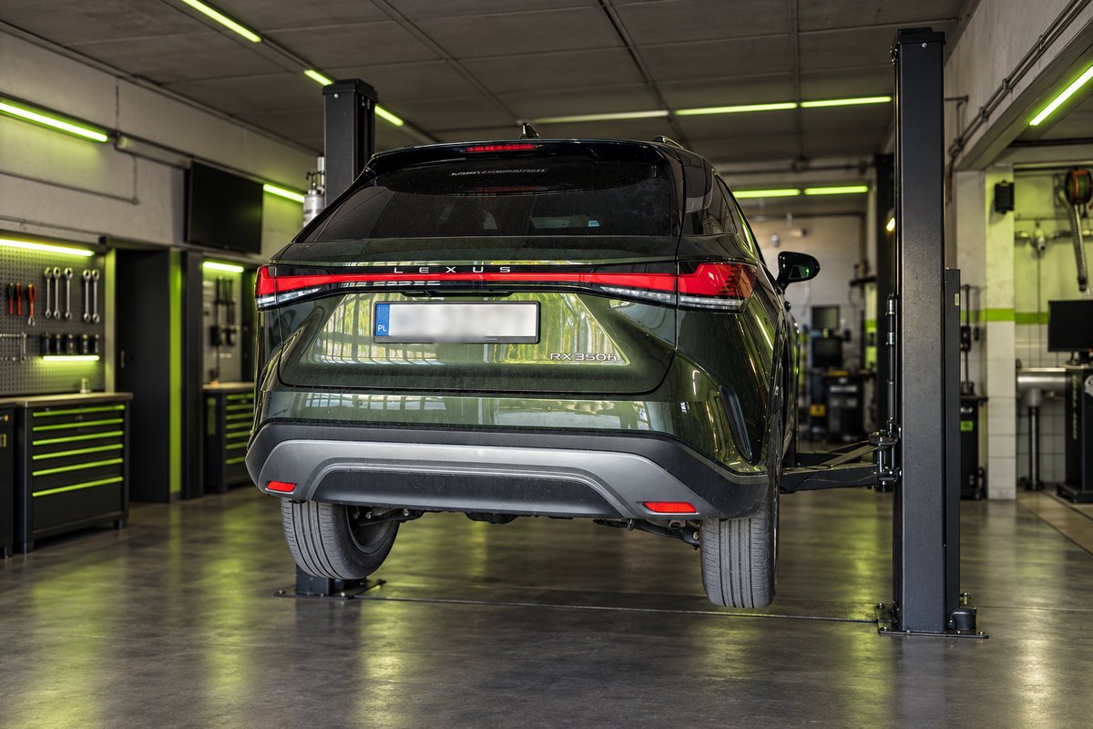 Lexus na podnośniku w warsztacie Unia